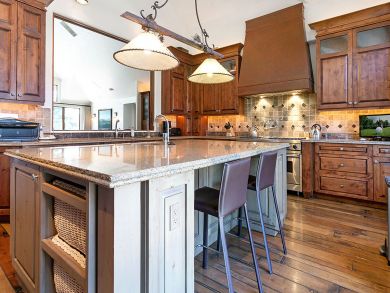 Super Close to Downtown Luxury Ski Home  Five Bedrooms